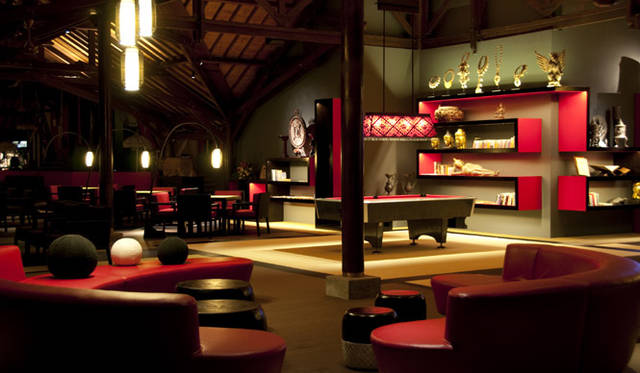 アジアンモダンにまとめられたラウンジには、ポーカーテーブルやビリヤード台が。