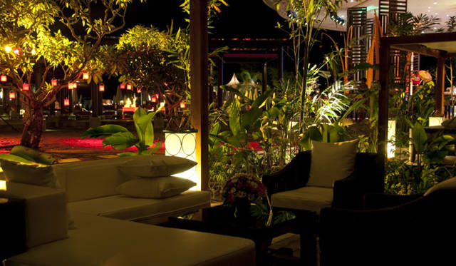 ぐっと涼しくなって過ごしやすい夜には、アウトドアリビングでの語らいも弾む。