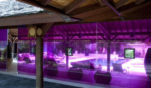 リラクゼーションプールを望む。ゆったりと水に浸かったり、デッキチェアでまどろんだりと、思い思いに過ごす。