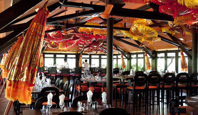 天井に傘が舞う、バリの伝統をうまく取り入れたアジアンモダンスタイルのメインダイニング。