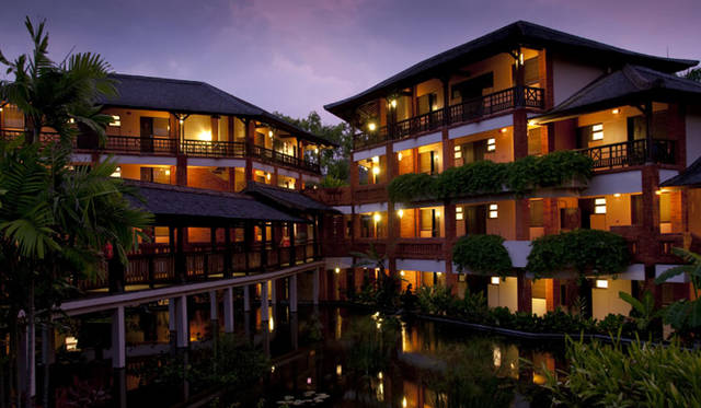 夕暮れどきの客室棟。刻々と変わる空の色と水面に影を落とす照明の対比は幻想的な美しさ。