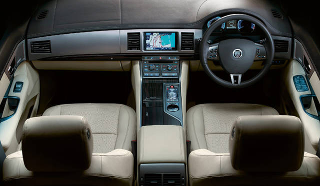 <b>JAGUAR NEW XF SERIES｜ジャガーニューXFシリーズ</b>