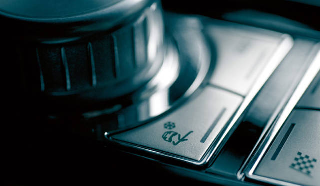 <b>JAGUAR NEW XF SERIES｜ジャガーニューXFシリーズ</b>