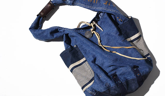 リメイクの天才、ジュディ・オウガーによるデニム地のヤムバッグ。マテリアルにナバホ族のヴィンテージピースを使用するなど、随処にこだわりが感じられる一品。バッグ7万7700円(ジュディ オウガー デザイン／バーニーズ　ニューヨーク新宿店｜03-3352-1200)