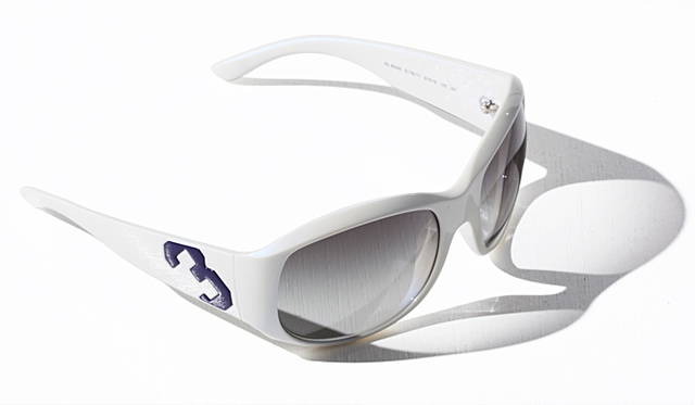 ブランドの象徴であるビックポニーとポロプレイヤーのエース番号である“3”をテンプルに配したデザインが特徴的な「ポロ ラルフローレン」のサングラス。太めのテンプルと涼しげなホワイトがスポーティな印象。アイウエア2万5200円(ラルフ ローレン／ポロ ラルフ ローレン アイウエア｜03-3780-1635)
