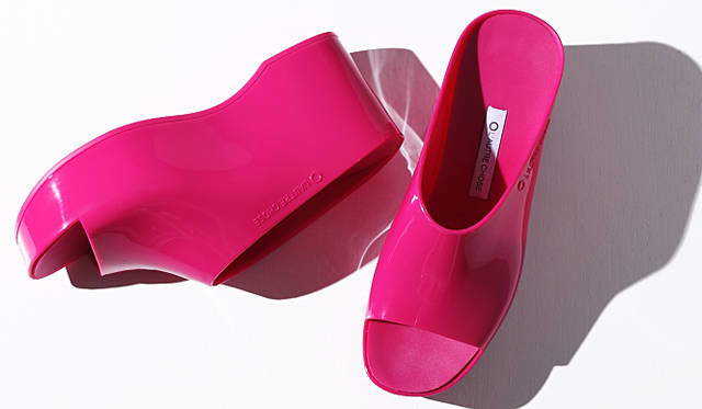 今夏注目のラバーサンダル。厚底のウエッジソールで美脚効果もあり。ビタミンカラーのショッキングピンクが気分を盛り上げてくれる。シューズ1万3104円(ロートレ ショーズ／バーニーズ　ニューヨーク新宿店｜03-3352-1200)