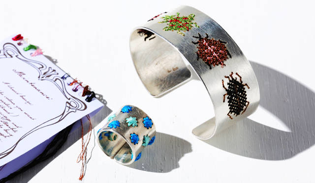 刺繍を得意とするオランダのデザイナーによるユーモアなアクセサリー。シルバーにステッチされた花や虫が可愛らしい。修理用の針と糸も付属。リング3万5700円、バングル5万400円(カロ バートリング／バーニーズ　ニューヨーク新宿店｜03-3352-1200)