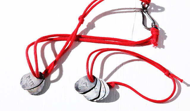 エディション別注で、カラー、長さ、仕様を変更した「ヴァン ユイット」のブレス。シンプルながらも、ヴィンテージライクなシルバープレートと赤い紐が焼けた肌に映えそうデザイン。ブレス小1万500円、大1万5750円(ヴァン ユイット／エディション 表参道ヒルズ店｜03-3403-8086)