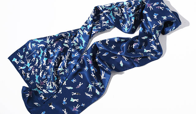 最高級シルク素材を使いながらも、ポップなモチーフ使いが特徴的なヒューマンプリントストール。パリのコレットなどで展開されているが、日本ではランド オブ トゥモローのみで販売という貴重なもの。ストール2万4150円(ジュリアン デイビッド／ランド オブ トゥモロー 青山店｜03-5766-7462)