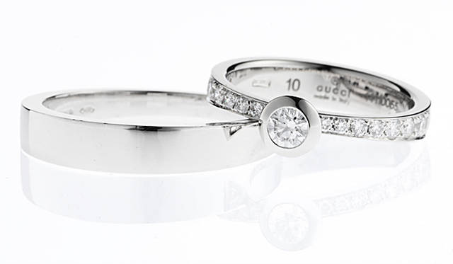 <strong>GUCCI｜グッチ</strong>　左から：マリッジリング（Pt） 13万5450円、エンゲージメントリング（Pt） 38万3250円