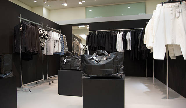 伊勢丹新宿店本店2階＝ザ・ステージ＃2「ブラック・コム デ ギャルソン」