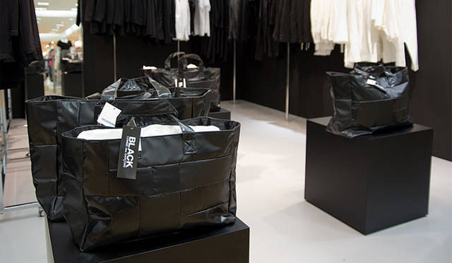 伊勢丹新宿店本店2階＝ザ・ステージ＃2「ブラック・コム デ ギャルソン」