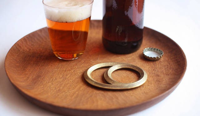 栓抜き「日食」。手にすっぽりと収まるサイズ。ビール瓶に引っかけることもできる