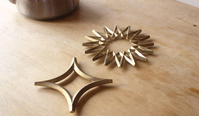 左から、鍋敷き「星」、「銀河」