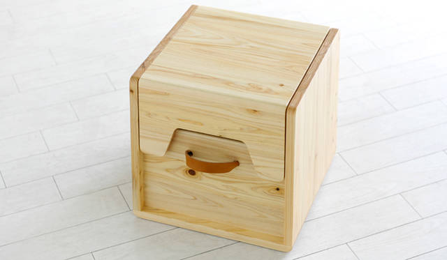 ずっといっしょに使えるこども家具「OTOMO」シリーズ（http://www.toa-ringyo.co.jp/otomo/index.html）の「小箱台」というおもちゃ箱。フタがテーブルに。スツールとしても使える