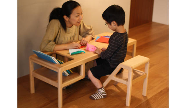 赤ちゃんが座れる場所をマガジンラックとしても使える