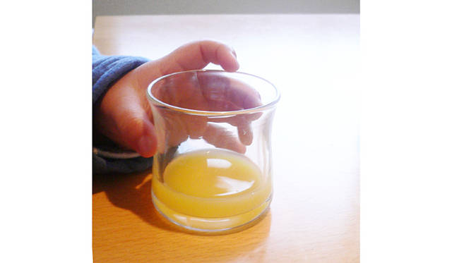 「コドモのコップ」（コド・モノ・コト）（http://www.codomonocoto.jp）こどもが片手で使えるガラスのコップ。大人はぐい飲みとして使える。親子でカンパイ！