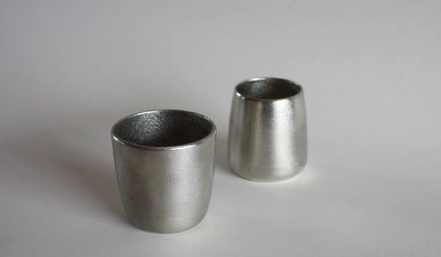 2つが被さるのでカバンに入れて持ち歩いても中が汚れず安心。旅行やお花見にも