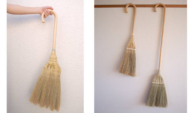 写真左／左から、「掛け不精ほうき」、「掛け重宝ほうき」。傘のような曲がった持ち手で身近に引っかけて置いておける