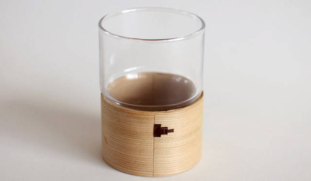 マゲワシリーズ（http://www.magewa.jp）の「小さなコップ」。グラスホルダーになる曲げわっぱのコップ