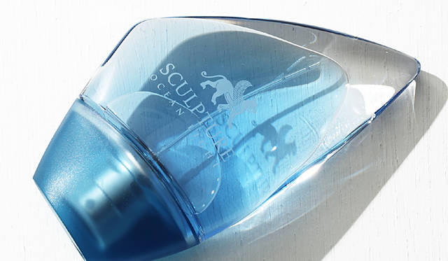 ／ 香調 | フレッシュ　ウッディ  TOP NOTES |ベルガモット、レモン、マンダリン、グリーンティ、サイプレス  ／HEART NOTES |セージ、カルダモン、ナツメグ／BASE NOTES | シダーウッド、ジョージーウッド、ベランバー／容量｜50ml／価格｜6825円(数量限定発売)／コティ・プレステージ・ジャパンTel. 03-5413-1062