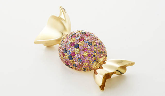 「Candycakes（キャンディケークス）」 Candyペンダント194万2500円（18K Yellow Gold/Sapphire 308pcs.）