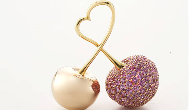「Candycakes（キャンディケークス）」 Cherry-Sakuranboペンダント173万2500円（18K Yellow Gold、18K Pink Gold /Pink Sapphire 285pcs.）