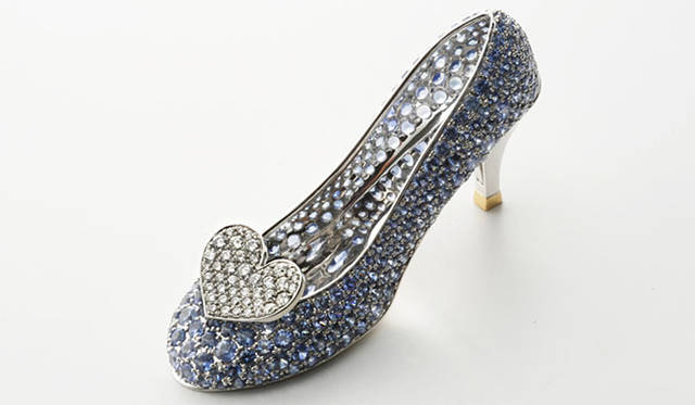 「Candycakes（キャンディケークス）」 High-heeled shoesペンダント183万7500円（18K White Gold、18K Yellow Gold /Diamond、Blue Sapphire 272pcs.）