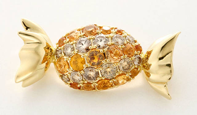 「Candycakes（キャンディケークス）」 Candyペンダント（18K Yellow Gold/Brown Diamond 0.71ct、Orange Sapphire 1.09ct）