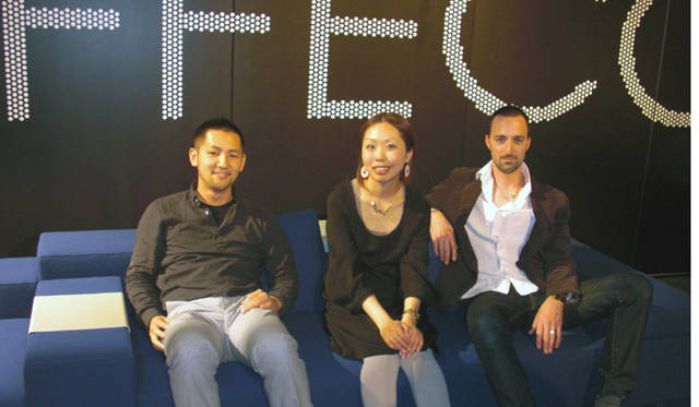 柳原照弘氏と彼のデザインスタジオ、ISOLATION UNITのメンバーで記念撮影