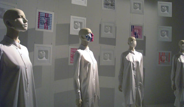 トリエンナーレ内の展示「SENSEWARE」にて。mint designsのマスク