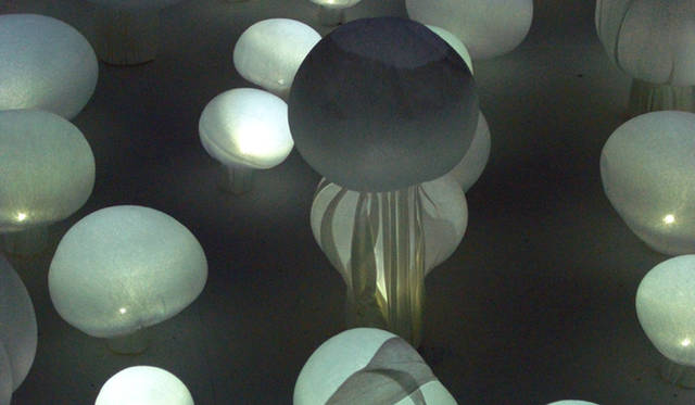 トリエンナーレ内の展示「SENSEWARE」にて。nendoのインスタレーションは相変わらず美しい