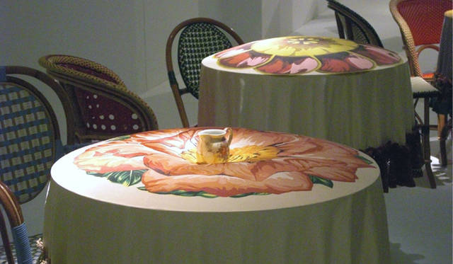 トリエンナーレ内の展示「SENSEWARE」にて。Theatre Productsのテーブルクロス