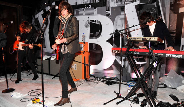 BURBERRY｜バーバリー　Burberry Day in NYC　ライブを披露した英国バンド「One Night Only」