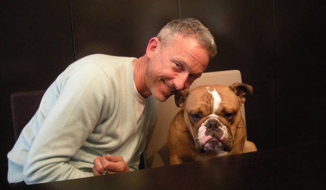 地下のダイニングで、愛犬シーザーと溺愛っぷりなパトリック。シーザーは昨年、エルトン・ジョンなどの友人一同からのバースデープレゼントだったそう。打ち合わせ中には、部屋を走り回って、我々を和ませ、ときにジャマしたり（笑）