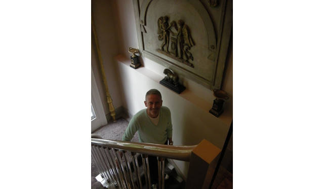 古い階段とアクリルのコンビネーションも絶妙ですが、その階段横の壁を飾る古代ローマの石でできたレリーフ群も壮観。重さと軽さの絶妙ミックスです