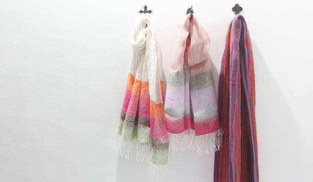 　左から、ショール （200×70cm） 3万7800円、ショール （200×70cm） 3万7800円、ショール （200×100cm） 5万4600円（すべてウィメンズ）