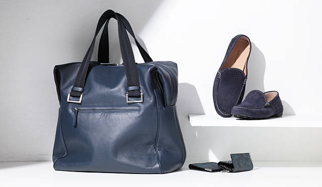 <strong>GIORGIO ARMANI｜ジョルジオ アルマーニ</strong>　六本木店 限定のアイテムたち。左からメンズバッグ　26万2500円、二つ折り財布（コインケースなし）　4万7250円、キーケース　2万6250円、メンズシューズ　6万9300円