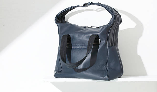 <strong>GIORGIO ARMANI｜ジョルジオ アルマーニ</strong>　ショルダーストラップは使わないときに左右のポケットに収納して、ボックスシェイプを強調。メンズバッグ　26万2500円（限定5点）