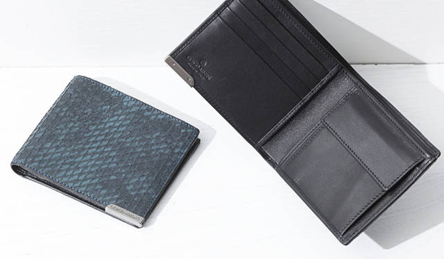 <strong>GIORGIO ARMANI｜ジョルジオ アルマーニ</strong>　ふたつ折り財布（コインケースなし）　4万7250円、ふたつ折り財布　4万9350円