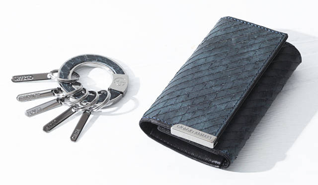 <strong>GIORGIO ARMANI｜ジョルジオ アルマーニ</strong>　左からキーホルダー　2万4150円、キーケース　2万6250円