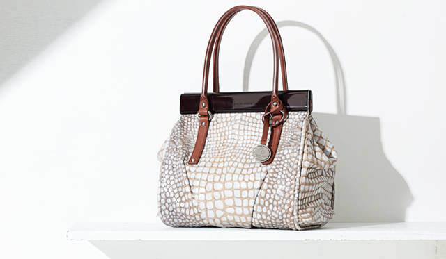 <strong>GIORGIO ARMANI｜ジョルジオ アルマーニ</strong>　六本木店オープンを記念して先行発売されるバッグは、アクリル樹脂にカーフ・クロコダイルの型押し。カラーはほかにグレーがある。　ウィメンズバッグ　18万9000円