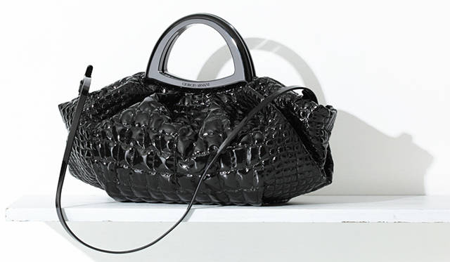 <strong>GIORGIO ARMANI｜ジョルジオ アルマーニ</strong>　おなじく先行発売されるブラックのバッグは、アクリル樹脂にポリエステル×ポリウレタン・キルティング加工をしたもの。ほかにガンメタルも。　ウィメンズバッグ　16万8000円