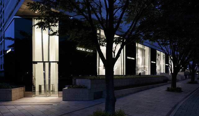 <strong>GIORGIO ARMANI｜ジョルジオ アルマーニ</strong>　六本木店外観。竹の意匠が効果的に取り入れられている。
