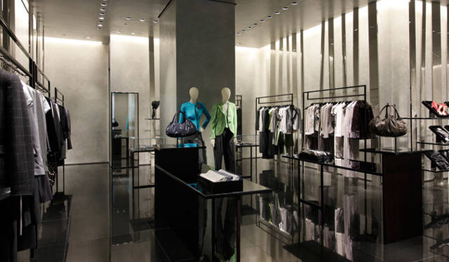 <strong>GIORGIO ARMANI｜ジョルジオ アルマーニ</strong>　六本木店 ウィメンズウェアのセクション。壁面の竹のモチーフは銀座タワーと共通したもの。