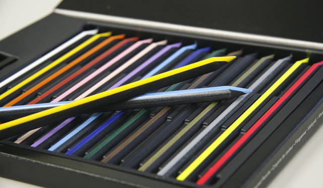 デザイン部門：海外事務器「ドイツ リラ社製色鉛筆 カラーストライプ」黒い木軸から色鉛筆の軸がみえる斬新なデザイン。細い線・太い線も1本で