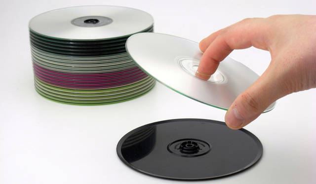 デザイン部門：Plastic Arts「M-pad（メディアパッド 通称エム・パッド）」片手で着脱できる上、重ね置いてもずれないCD収納キット