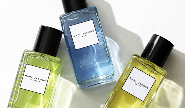 ｜マーク ジェイコブス スプラッシュ キューカンバー／香調｜グリーン　フローラル／TOP NOTE ｜ロータスリーフ、ウォータリーキューカンバーアコード、カクタスフラワー／MIDDLE　NOTE｜リンデンブロッサム、ブルータイガーリリー、オランダフリージア／BASE NOTE |フロントムスク、ブロンドウッド／<br><b>MARC JACOBS SPLASH RAIN </b>｜マーク ジェイコブス スプラッシュ レイン／ 香調｜スプラッシュ　フローラル／TOP NOTE |デューイーサイプレス、ワイルドストロベリー、クレメンタインゼスト／MIDDLE　NOTE|パッションフラワー、トロピカルレインアコード、ホワイトオーキッド／BASE NOTES |ビーチアンバー、チークウッド、ムスク／<br><b>MARC JACOBS SPLASH LEMON </b>｜マーク ジェイコブス スプラッシュ レモン／香調｜スプラッシュ　シトラス／TOP NOTE |クラッシュミント、ヴァーベナ、ブプチュリーフ／MIDDLE　NOTE｜マンダリン、レモン、ハニーサックル／BASE NOTES ｜スプリングウォーターアンバー、コットンムスク、ホワイトベチバー。（以上、3点ともすべて）容量｜300ml／価格｜1万3965円（数量限定発売）／コティ・プレステージ・ジャパンTel. 03-5413-1062