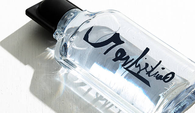 ／香調｜フレッシュ　マリーン／TOP NOTE ｜グレープフルーツ、ビターオレンジ／MIDDLE　NOTE|タイム、ユーカリ／BASE NOTES ｜サンダルウッド、ムスク／容量｜30ml、50ml、100ml／価格｜(30ml)4200円、(50ml)5775円、(100ml)7875円／ブルーベル・ジャパン　香水・化粧品事業本部Tel. 03-5413-1070