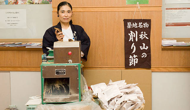 映画『eatrip（イートリップ）』 築地・鰹節問屋の秋山商店の鰹節デモンストレーション